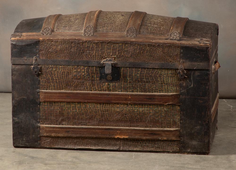 Antique dome top Trunk, circa 1890s, in original finish: Antique dome top Trunk, circa 1890s, in original finish and condition with original tray, needs handles replaced. HACKNEY ESTATE