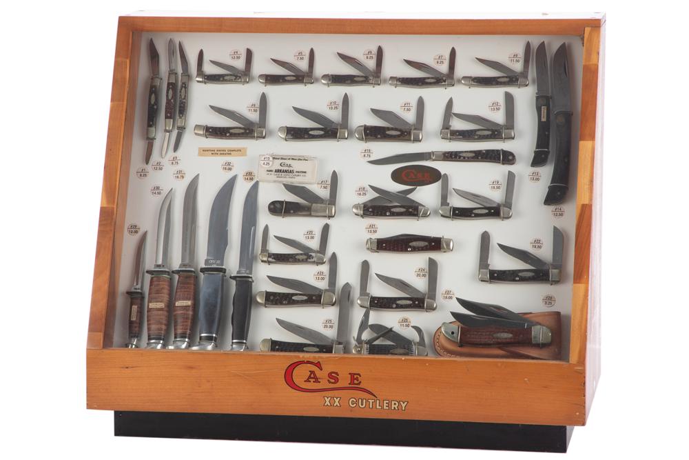 Fine vintage Case XX Cutlery slant front, counter top store display Showcase displaying the original: Fine vintage Case XX Cutlery slant front, counter top store display Showcase displaying the original 31 Knives. There are seven side knives and 24 folding knives. Storage compartment in rear of showca