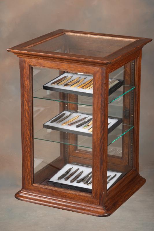 High quality quarter sawn oak counter top model Showcase. Showcase measures 29 1/2" tall x 20 1/4": High quality quarter sawn oak counter top model Showcase. Showcase measures 29 1/2" tall x 20 1/4" square. Has one full length locking door at rear and two glass adjustable shelves. Excellent conditio