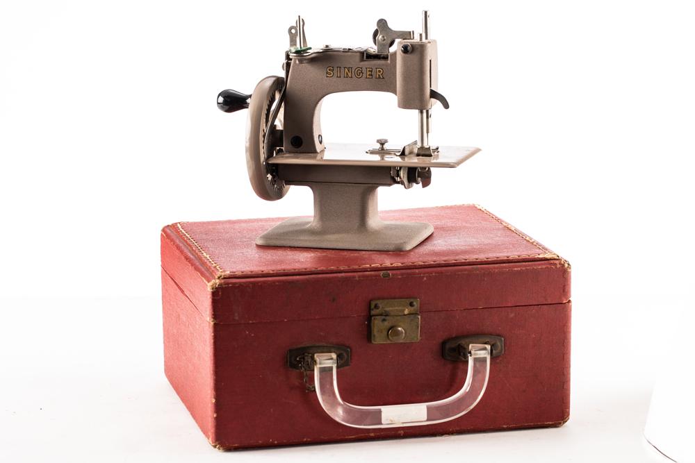 Vintage high quality cased Singer Sewing Machine Salesmans Sample or Miniature, very good condition,: Vintage high quality cased Singer Sewing Machine Salesmans Sample or Miniature, very good condition, brownish gray in color, machine measures 6" L x 6" T x 3 3/4" W with case measuring 10" L x 8 1/4"