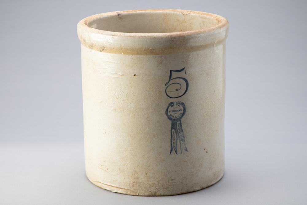 5 Gallon Crock marked "Blue Ribbon Brand Buck Eye Pottery Co., Macomb, Ill.", measures 13 1/4" T x: 5 Gallon Crock marked "Blue Ribbon Brand Buck Eye Pottery Co., Macomb, Ill.", measures 13 1/4" T x 13" diameter, overall good condition. BUDDY KING COLLECTION
