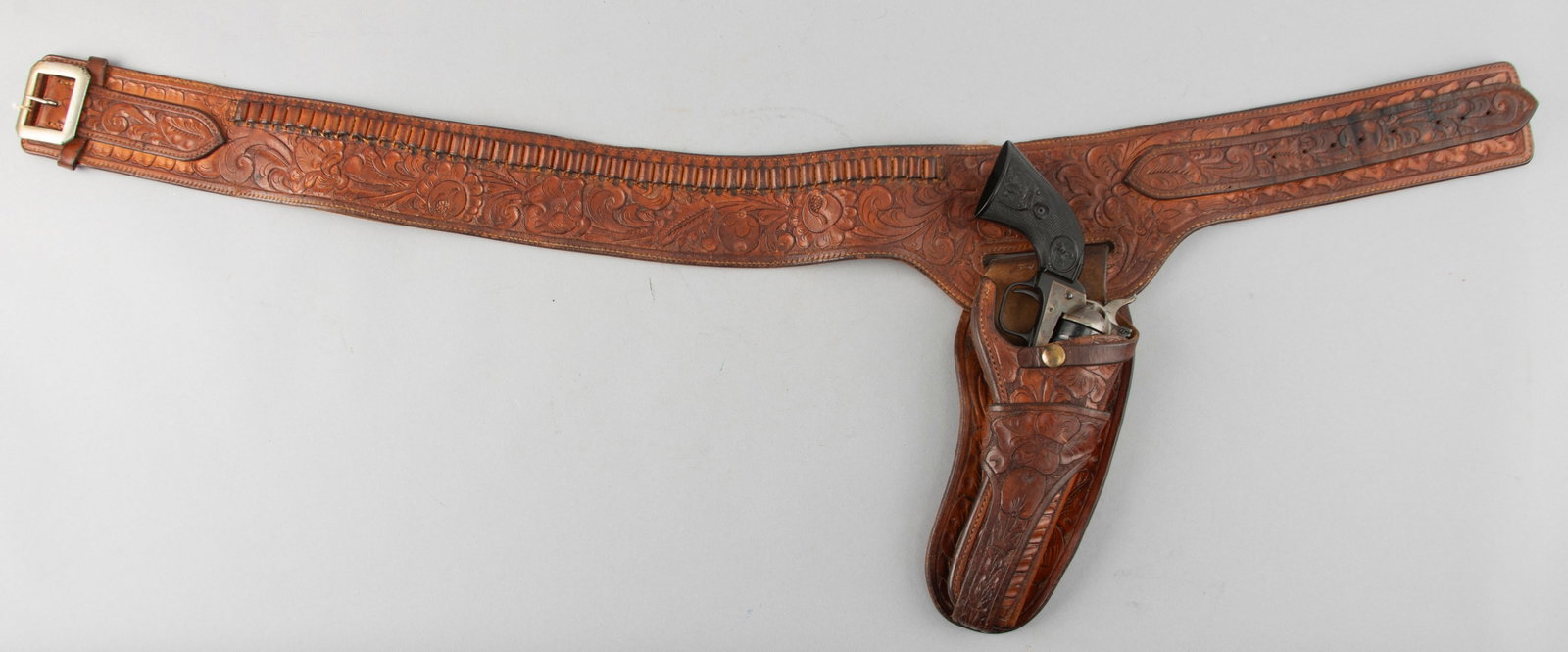 Vintage floral tooled Belt & Holster Rig marked "S.D. Myres, El Paso", with .22 caliber belt loops: Vintage floral tooled Belt & Holster Rig marked "S.D. Myres, El Paso", with .22 caliber belt loops and very desirable jockey strap Holster for a 5 1/2" SA Revolver. 38" waist. REVOLVER NOT INCLUDED. T