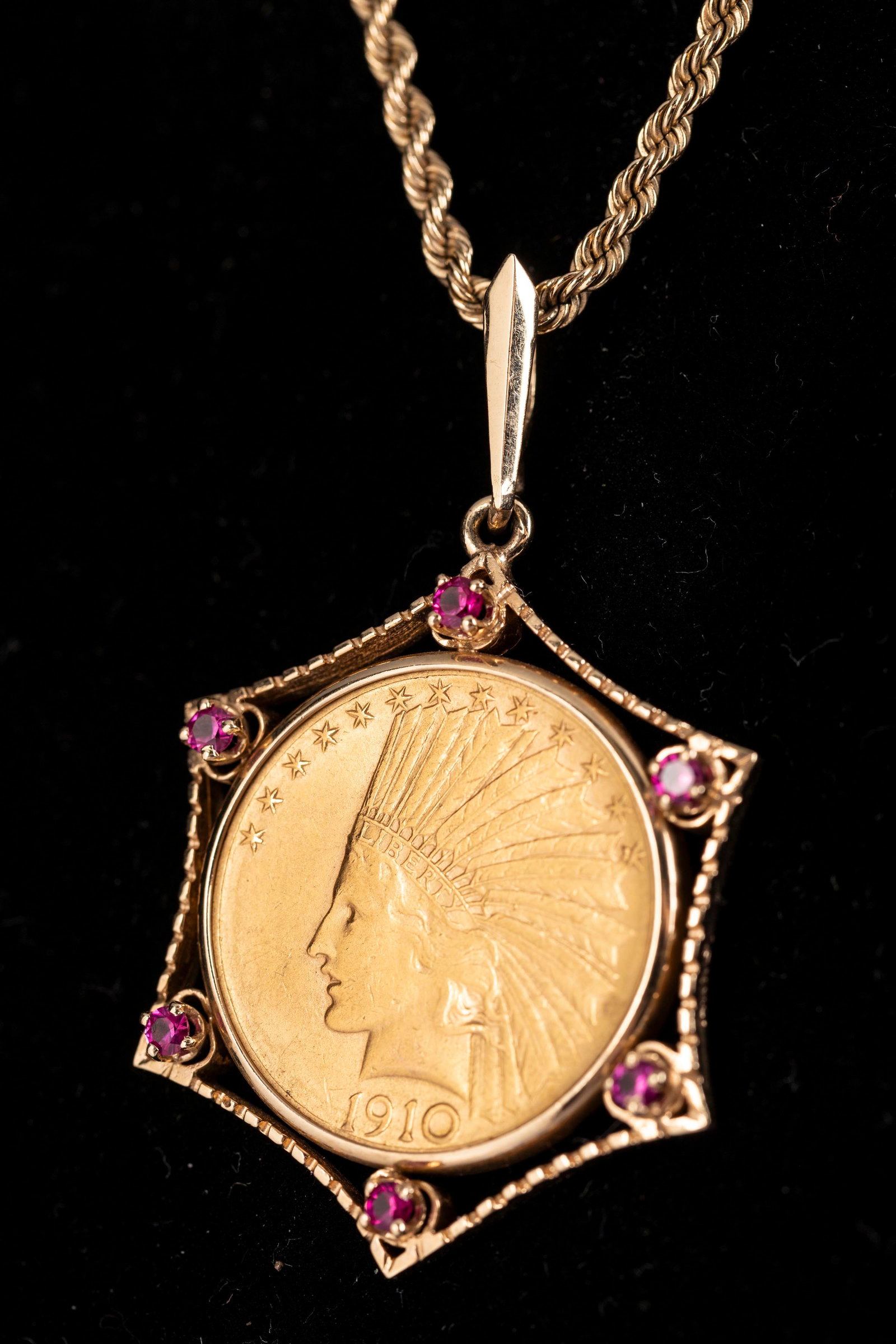 THE FOLLOWING GOLD JEWELRY ITEMS ARE FROM THE ESTATE OF THE LATE MRS. JOE KAY.: THE FOLLOWING GOLD JEWELRY ITEMS ARE FROM THE ESTATE OF THE LATE MRS. JOE KAY. Go
