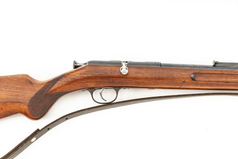Simson & Son Single Shot Bolt Action Rifle, .22 LR caliber, SN 114328, blue finish, 26" barrel,: Simson & Son Single Shot Bolt Action Rifle, .22 LR caliber, SN 114328, blue finish, 26" barrel, checkered stock. Excellent wood and condition. Complete with swivels and leather carry strap. Excellent