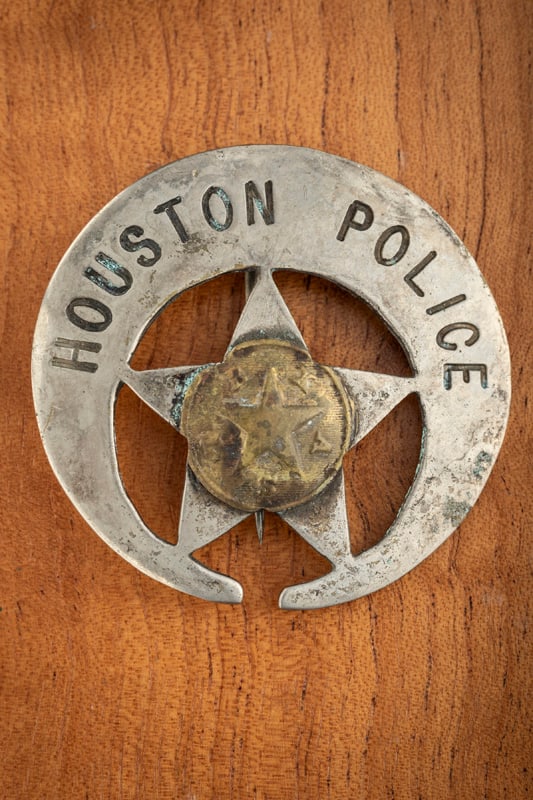 Silver tone “HOUSTON POLICE?? Crescent Star Badge with brass Texas Seal, measures 2 1/8?? T x 2: Silver tone “HOUSTON POLICE” Crescent Star Badge with brass Texas Seal, measures 2 1/8” T x 2 ¼” W and pin with modified tongue catch. THE LATE DON PERRY ESTATE.