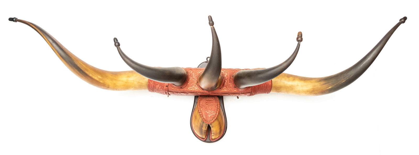 Outstanding Bunk House Horn Hanging Hat Rack with 45" spread. Rack consists of 5 steer horns with: Outstanding Bunk House Horn Hanging Hat Rack with 45" spread. Rack consists of 5 steer horns with horn acorn tips, and one mounted hoof. Shows nice yellow aged patina.