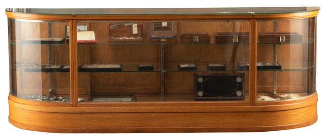 Large antique quarter sawn oak and curved glass, floor model Showcase, circa 1900-1910, measures 8