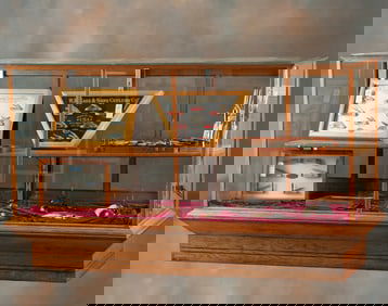 Beautiful antique oak floor model Showcase, manufactured by Kansas City Showcase Co, Kansas City,