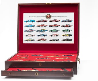 Large Mahogany lift top Case with drawer containing 21 Case Folding Knives. Twenty of these Knives