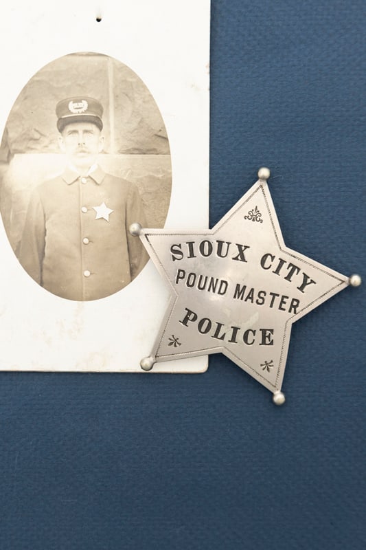 Vintage 5-point Ball Star Badge marked "Sioux City / Pound Master / Police" in fantastic condition: Vintage 5-point Ball Star Badge marked "Sioux City / Pound Master / Police" in fantastic condition with heavy tapered pin that is slightly bent, with tunnel catch. Badge measures 3 1/4" T x 3 1/4" W. 
