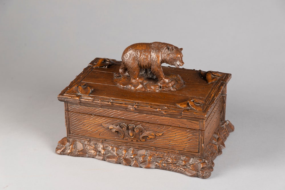 Fancy molded Cigar Box with bear on top of hinged lid, shows fancy workmanship. Excellent condition: Fancy molded Cigar Box with bear on top of hinged lid, shows fancy workmanship. Excellent condition that measures 12" L x 8" W x 8 1/2" T. Nice quality.