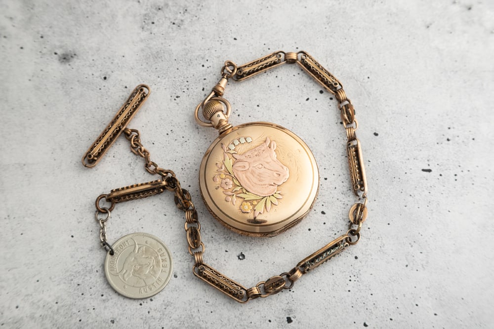 Antique gold filled man's Hunting Case Pocket Watch by Elgin National Watch Co., lever set and in: Antique gold filled man's Hunting Case Pocket Watch by Elgin National Watch Co., lever set and in running condition. Watch has a porcelain dial and sweep second hand. In beautiful case with raised bul