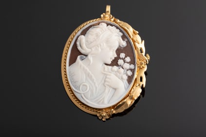 Ladies 18kt yellow gold .34mm cameo pin/pendant. Showing Replacement Value $850.00. The Late Joe &