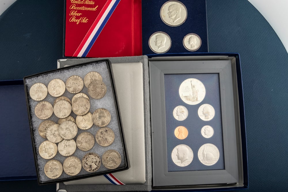 Collection of 25 Silver American Quarters. Ten are dated 1963D, fifteen are dated 1964D, totaling 25: Collection of 25 Silver American Quarters. Ten are dated 1963D, fifteen are dated 1964D, totaling 25 quarters. Also included in this lot is a cased set of three United States Bicentennial Silver Proof