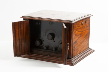 Antique oak case Edison-Bell Radio in original finish with label, lift top and double door front, in