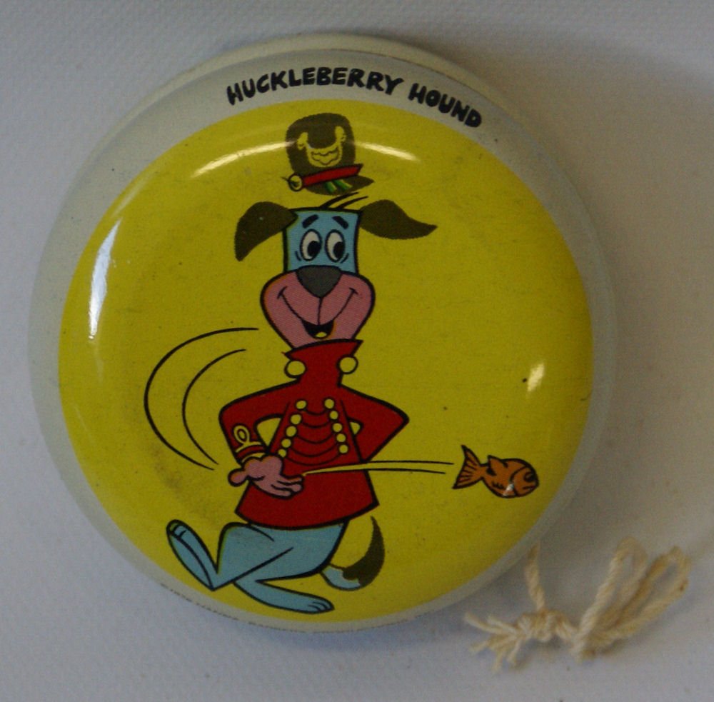 1976 Vintage Hanna Barbera HUCKLEBERRY HOUND tin yo yo,: Vintage Hanna Barbera HUCKLEBERRY HOUND dog tin metal yo-yo, with sleeper action. Beautiful bright tin plate lithography. Old store stock. Shows Huckleberry throwing a fish. Yoyo measures 2-1/2" in di