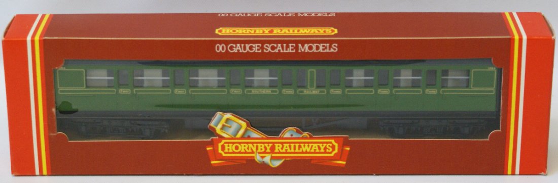 Tri-ang Hornby OO Gauge 00 HO R-441 SR Composite Coach: Vintage Tri-ang Hornby OO Gauge 00 HO R-441 SR Composite Coach 1384 with interior. Olive green coach. Mint condition in the original box. Old store stock. Made in England.