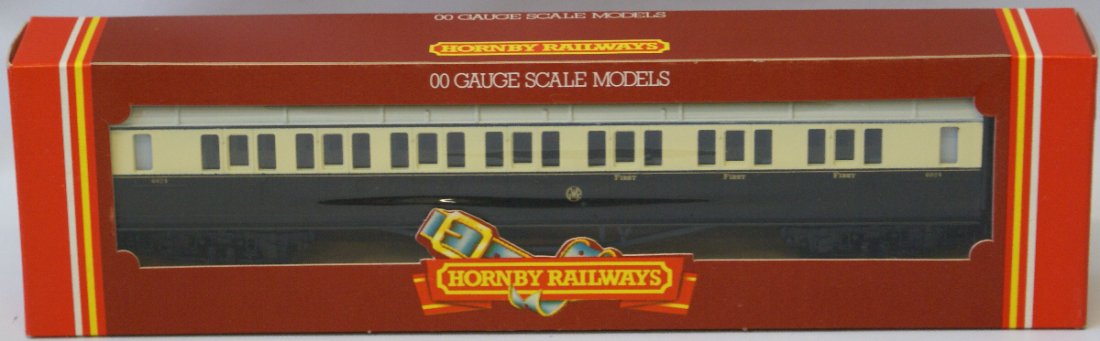 Tri-ang Hornby OO Gauge 00 HO R-456 GWR Composite Coach: Vintage Tri-ang Hornby OO Gauge 00 HO R-456 GWR Composite Coach #6024 with interior. Chocolate / Cream color coach. Mint condition in the original box. Old store stock. Made in England.