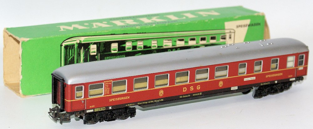 Vintage HO Scale #4024 MARKLIN Märklin DSG Speisewagen: Vintage HO Scale #4024 MARKLIN Märklin Dining Passenger Car Coach Wagon. Excellent+ condition in original box. Minor surface scratches on top of coach. Box is missing flaps on both sides. Made in Ger
