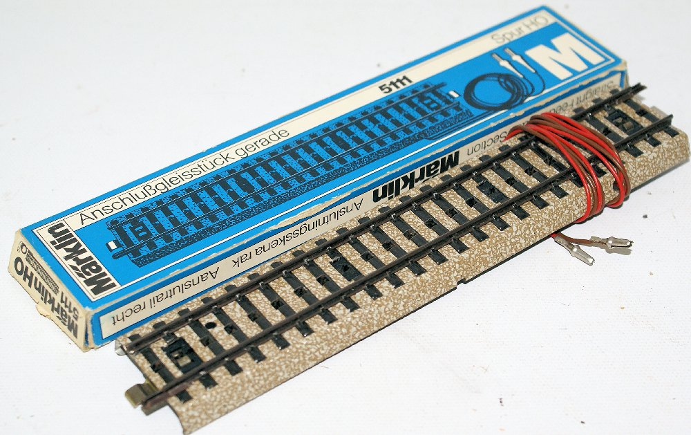 Vintage HO Scale 5111 MARKLIN Märklin "M" Straight: Vintage HO Scale 5103 MARKLIN Märklin "M" Straight Track Feeder Section. Blue Box. LN condition in original box. Made in Germany.