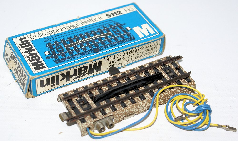 Vintage HO Scale 5112 MARKLIN Märklin "M" Uncoupling: Vintage HO Scale 5103 MARKLIN Märklin "M" uncoupling track section. Blue Box. LN condition in original box. Made in Germany.