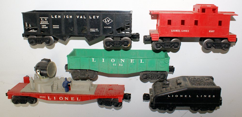 Vintage Lot of 5 Lionel O Gauge Train Cars, 6822, 6167,: Lot of 5 Lionel O Gauge train cars consisting of #6822 Operating Searchlight Track Maintenance Car, #6167 green open freight car gondola, #6167 caboose, #25000 Lehigh Valley Hopper, and a tender. All 