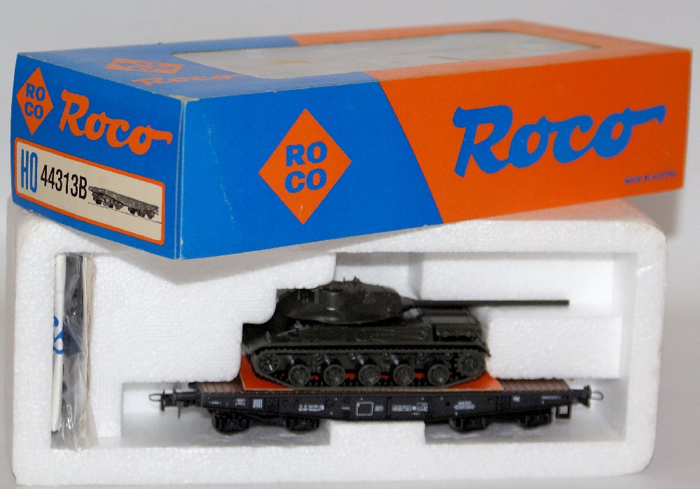 Vintage HO 1:87 ROCO 44313B Brown 8-Wheel Tank: Vintage HO Scale 1:87 Scale ROCO 44313B Brown 8-Wheel Open Bed Tank Transporter Train Car Wagon. Mint condition in the original box. Made in Austria.