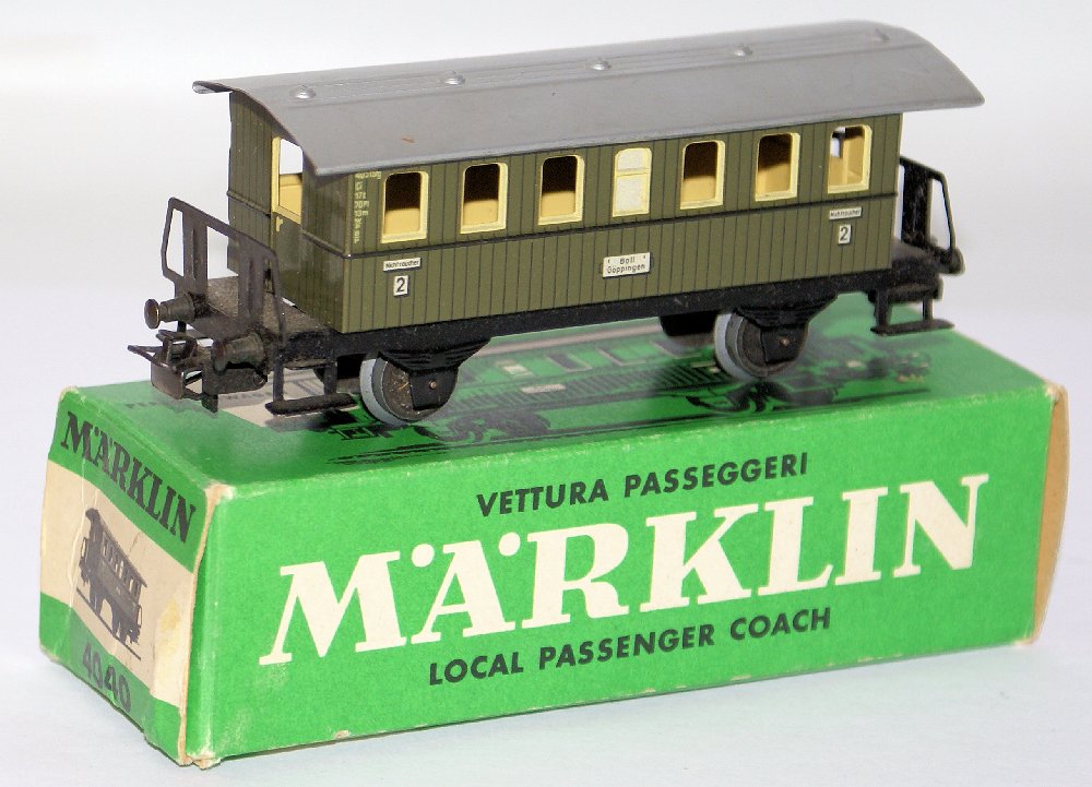 Vintage HO 4040 MARKLIN Märklin Passenger Coach Car: Vintage HO Scale #4040 MARKLIN Märklin Passenger Coach. LN condition in the original box. Made in Germany.