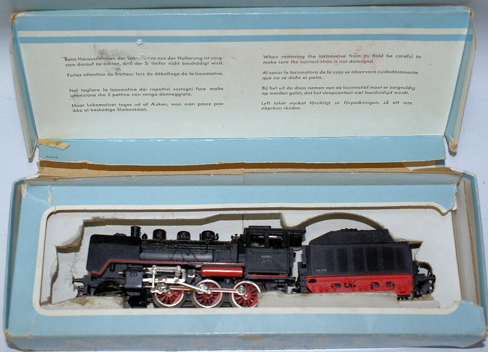 Vintage HO #3003 MARKLIN Märklin 24058 Steam Loco: Vintage HO Scale 3003 MARKLIN Märklin 24 058 Steam Locomotive and Tender Personenzuglokomotive. Excellent+ condition in the original box (box has some wear). Made in Germany.