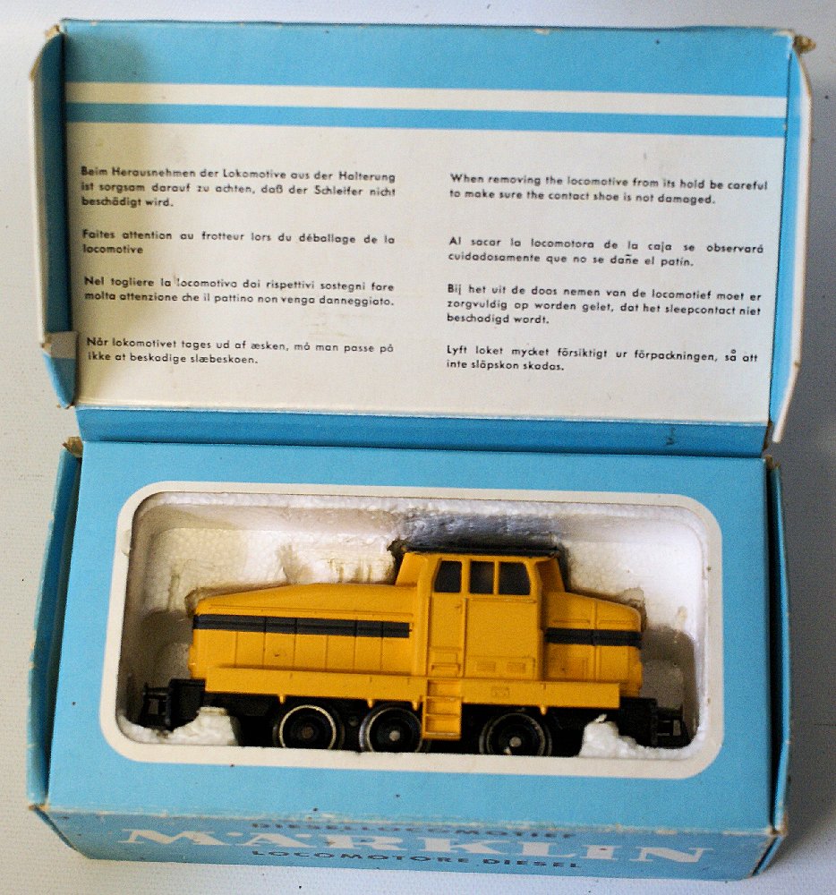 Vintage HO #3080 MARKLIN Märklin Yellow Shunting: Vintage HO Scale 3080 MARKLIN Märklin Yellow Shunting Switching Locomotive Diesellokomotive DHG 500. Mint condition in the original box. Box has some wear. Made in Germany.