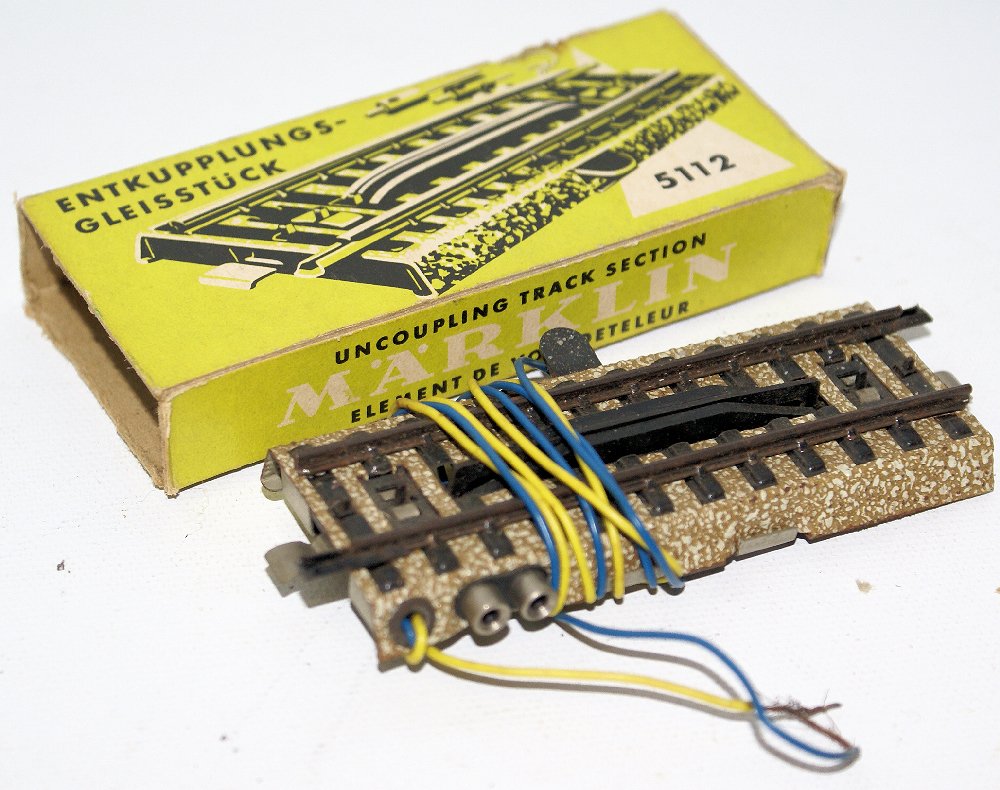 Vintage HO 5112 MARKLIN Märklin "M" Uncoupling Track: Vintage HO Scale 5112 MARKLIN Märklin "M" uncoupling track section. Yellow/Green Box. LN condition in original box. Made in Germany.