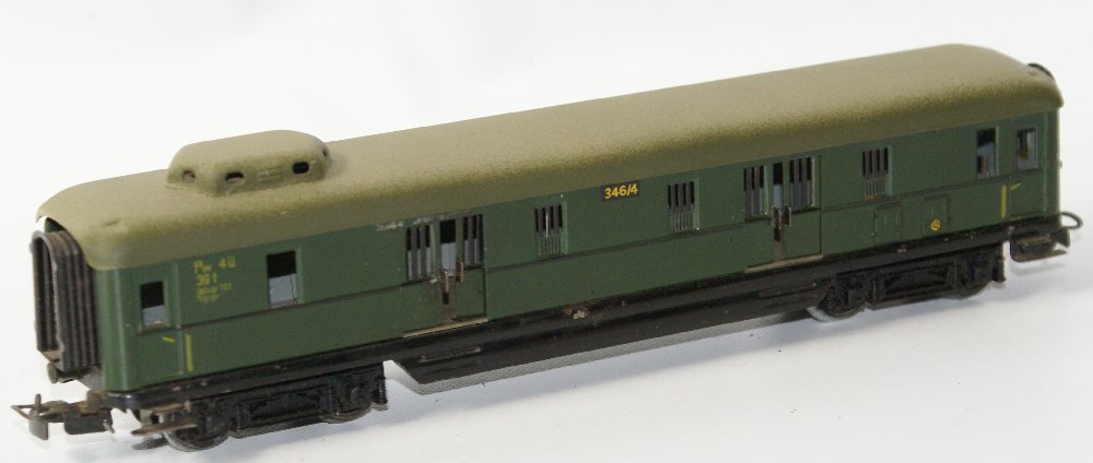 Vintage 1950's Marklin HO Scale Tin 346/4 Baggage Car: Vintage 1950's Marklin HO Scale Tin 4012 346/4 Green Baggage Car Coach Wagen. Made in Germany. Has a bit of wear. Overall very good condition.