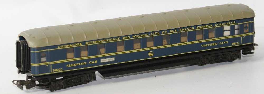 Vintage 1950's Marklin HO Scale Tin 4011 - 346/3J Blue: Vintage 1950's Marklin HO Scale Tin 4011 - 346/3J Blue Sleeping Car Coach Wagen. Compagnie Internationale Des Wagons-Lits Et Des Grands Express Europeens. Voiture-Lits. Made in Germany. Has very sligh