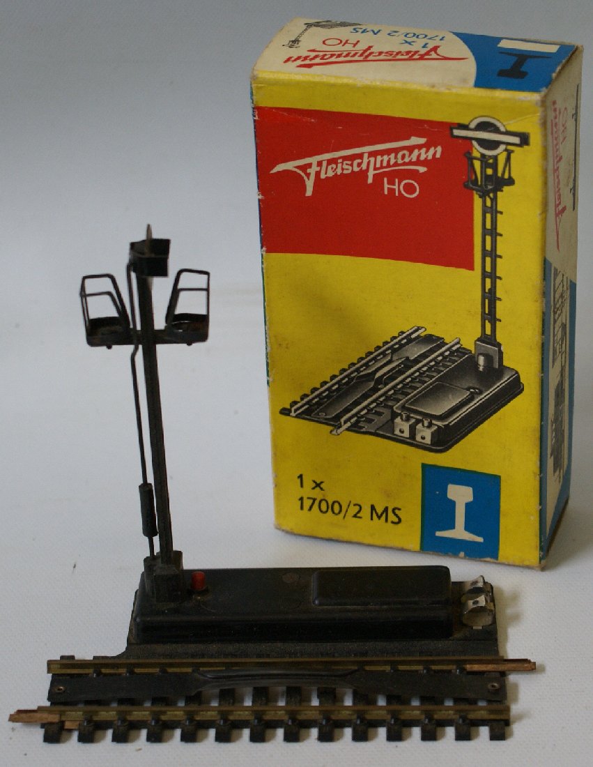 Vintage Fleischmann HO Scale #1700 Electric Uncoupling: Fleischmann HO Scale #1700 Electric Uncoupling Train Track with Signal. Mint condition in the original box. Made in Western Germany.