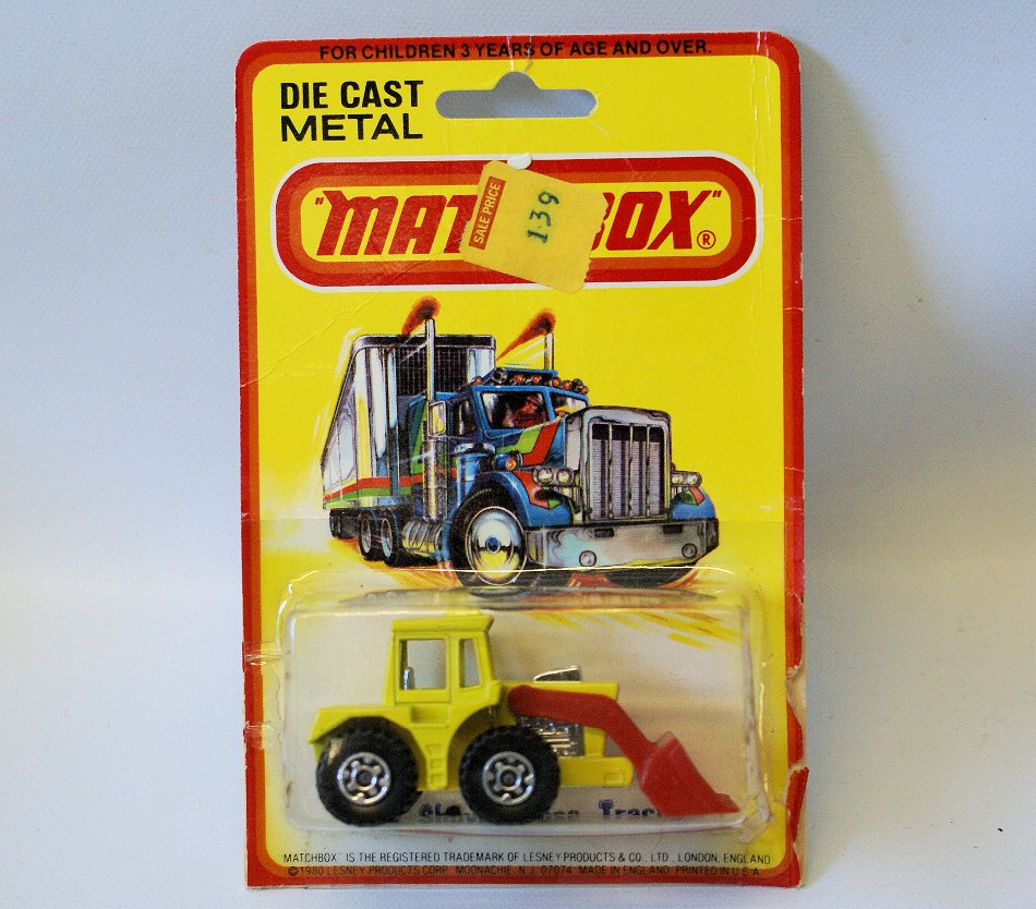 Vintage 1980 MATCHBOX No. 29 SHOVEL NOSE TRACTOR Toy: Vintage 1:64 Scale Diecast Metal 1980 MATCHBOX No. 29 SHOVEL NOSE TRACTOR, on the original card. It looks as though the blister pack has come loose from 3 of 4 of the sides and has been reinforced bac