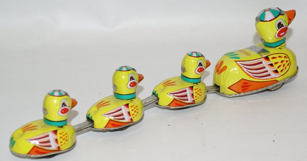 Cute little Retro Windup Mama Duck with 4 Baby Ducks (1 of 2)