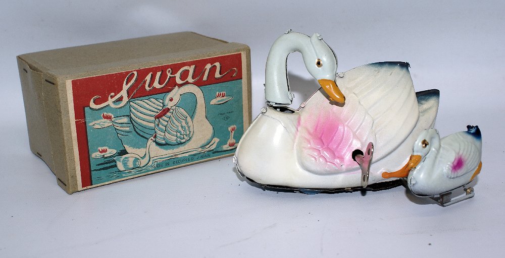 1940's Metal Wind-up SWAN WITH BABY, Occupied Japan / (1 of 2)