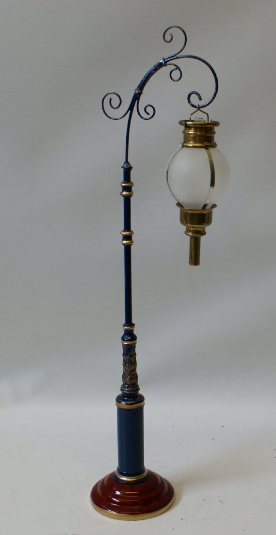 Vintage Marklin 2 or 3 Gauge Restored Street Lamp Light: Vintage Marklin 2 or 3 Gauge Restored Street Lamp Light. May have replaced parts. Measures 17-1/8" tall.