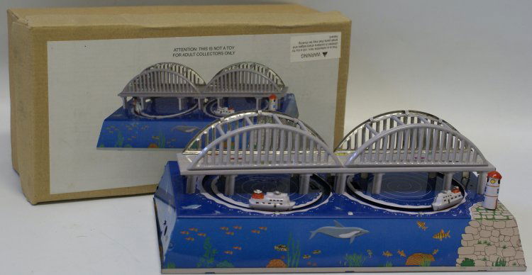 Style Tin Windup #MS431 BOAT SHIPS Under Bay Bridge Toy (1 of 2)