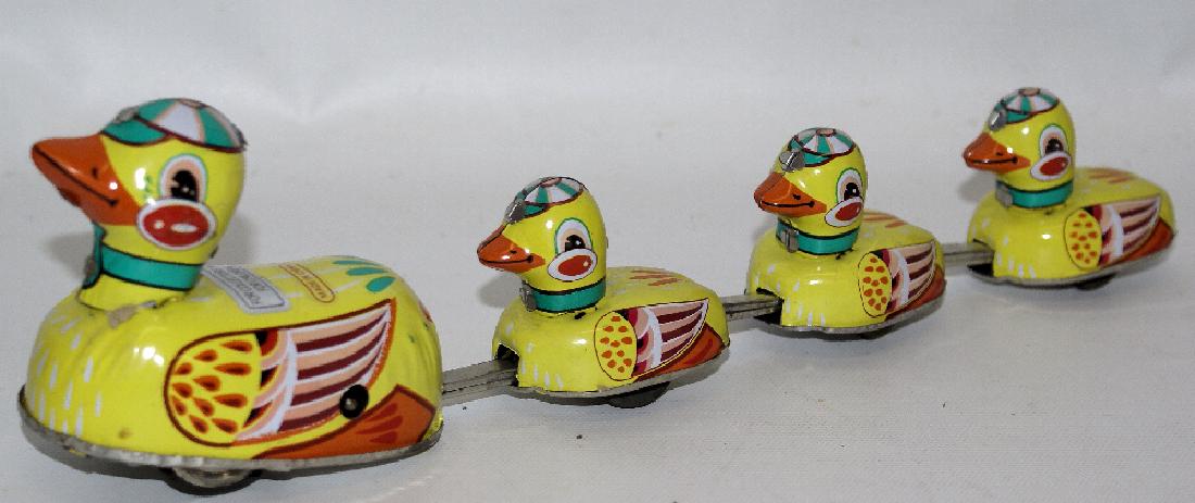 Cute Little Retro Tin Windup Mama Duck with 4 Baby (1 of 2)