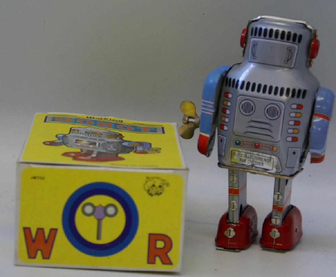 Tin Wind up WALKING ROBOT Space Toy, mint in box (1 of 2)