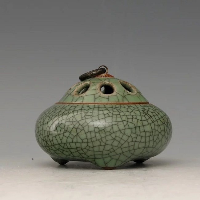 A RARE GE-TYPE INCENSE BURNER (1 of 3)