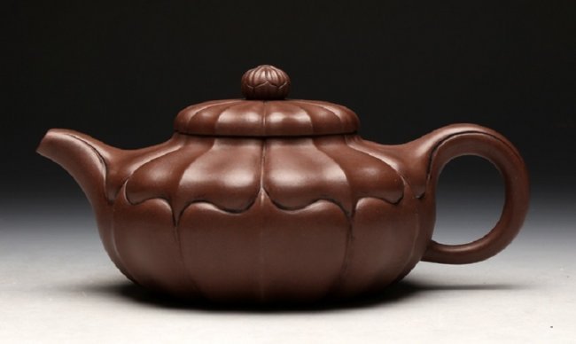 Chinese Yixing Zisha Teapot: Chinese Yixing Zisha Teapot. 7.25"x3"