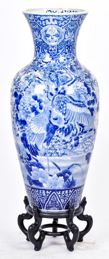 Large Japanese Porcelain Temple Vase & Stand (1 of 10)