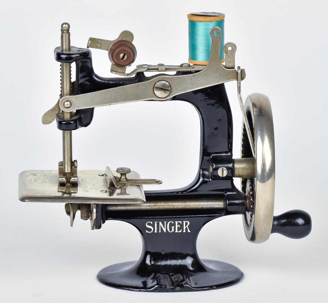Singer Child's Sewing Machine (1 of 10)