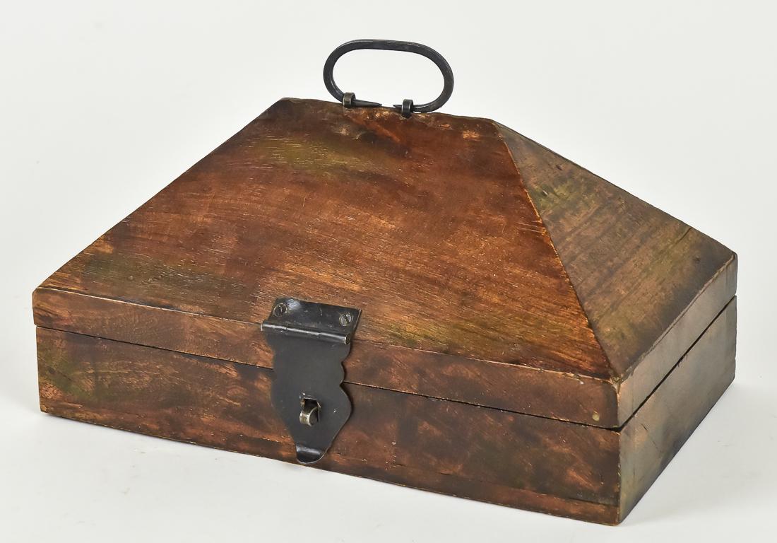 Unusual Fishing Tackle Box (1 of 6)