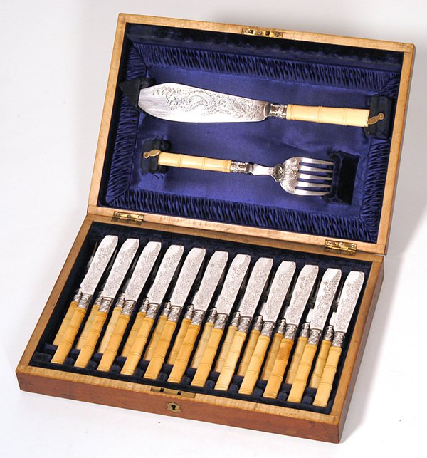 ENGLISH ANTIQUE FISH KNIFE & FORK SET IN ORIGINAL 