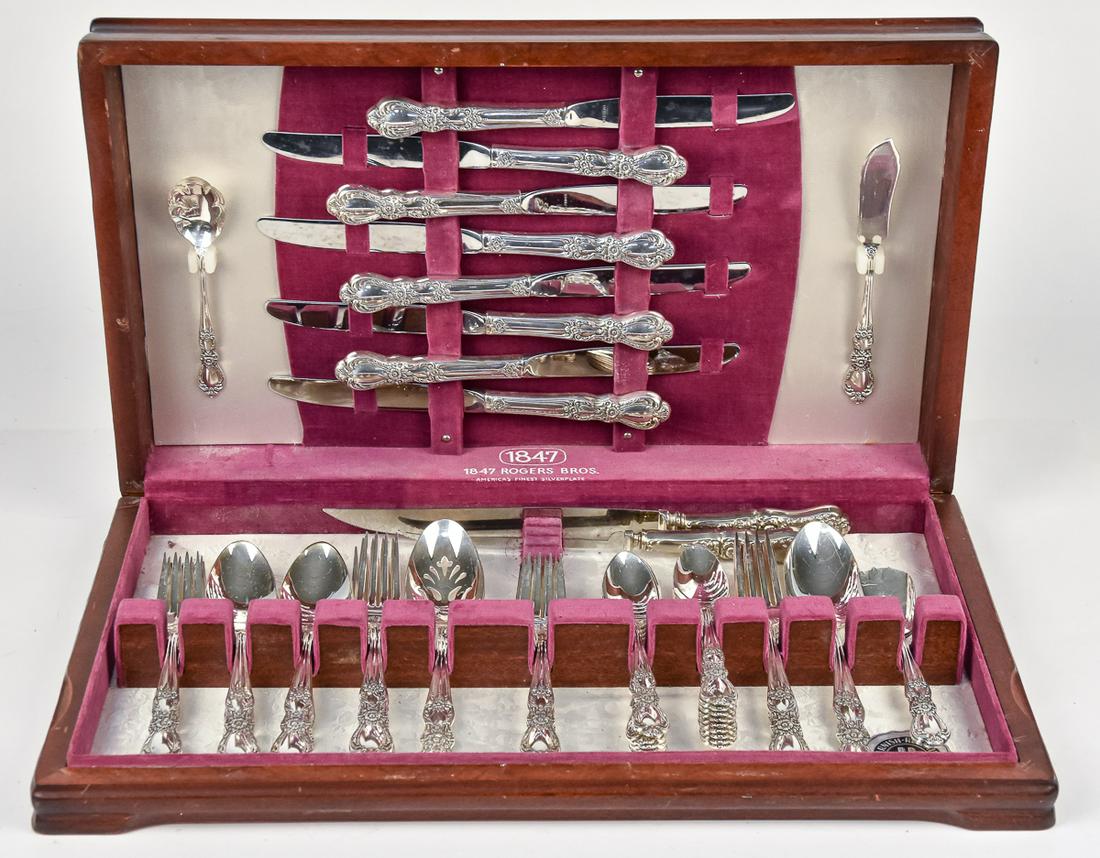 Rogers Bros Heritage Pattern Silverplated Flatware: Service for eight with dinner knives, dinner forks, salad/desert forks, table spoons, 16 tea spoons, two piece carving set, master butter knife, slotted & whole serving spoons and three smaller sugar 