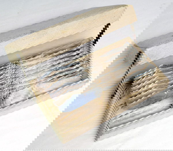 Silverplate Butter Knives: Set of 6 Rogers Bros. 6 1/4" butter knives in original case. Knives in excellent condition.