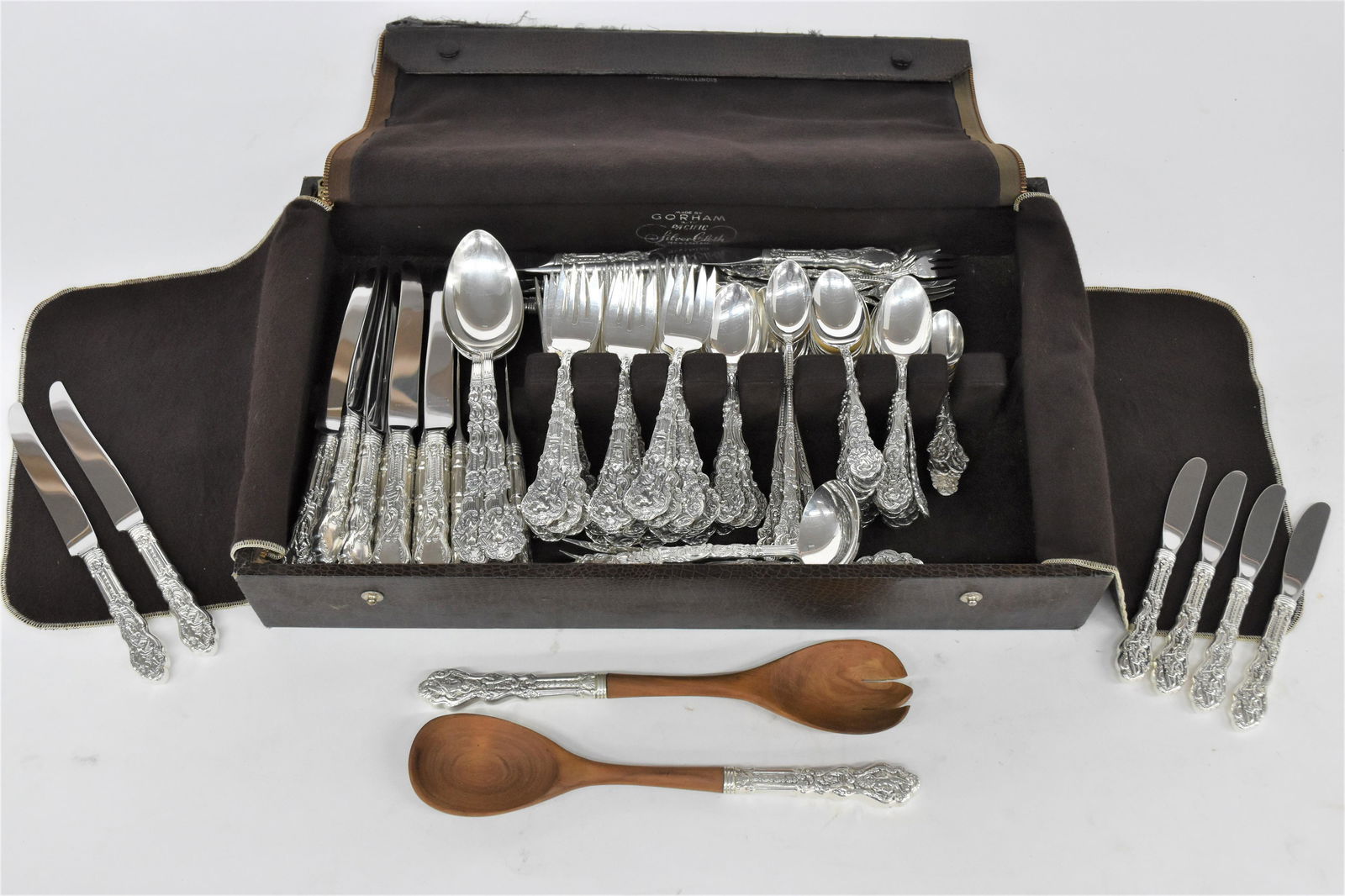 Gorham Sterling Silver Versailles Pattern Flatware Set: 129 Pieces including 19 dinner knives; 18 diner forks; 18 salad/desert forks; 8 ice tea spoons; 36 tea spoons; 6 demitass spoons; 8 oyster forks; 8 butter knives; 3 table spoons; 1 master butter knife